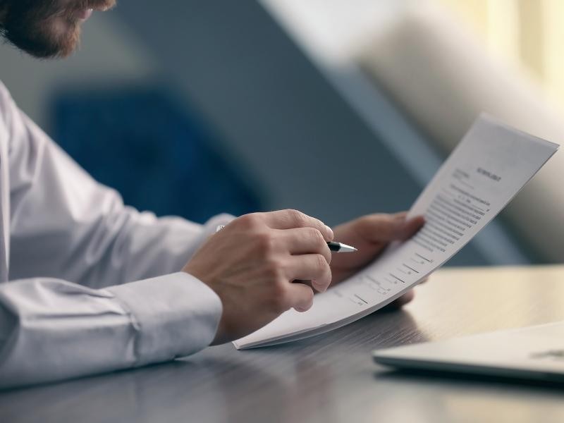Retificação de certidão para cidadania: como corrigir documentos com erros históricos